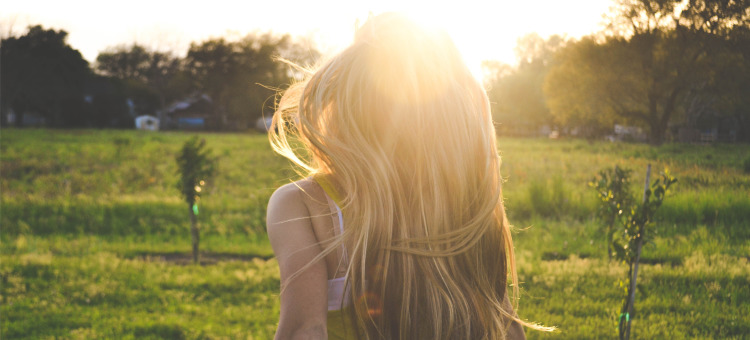 What does it mean for a woman to dream of a spectacle in the sky